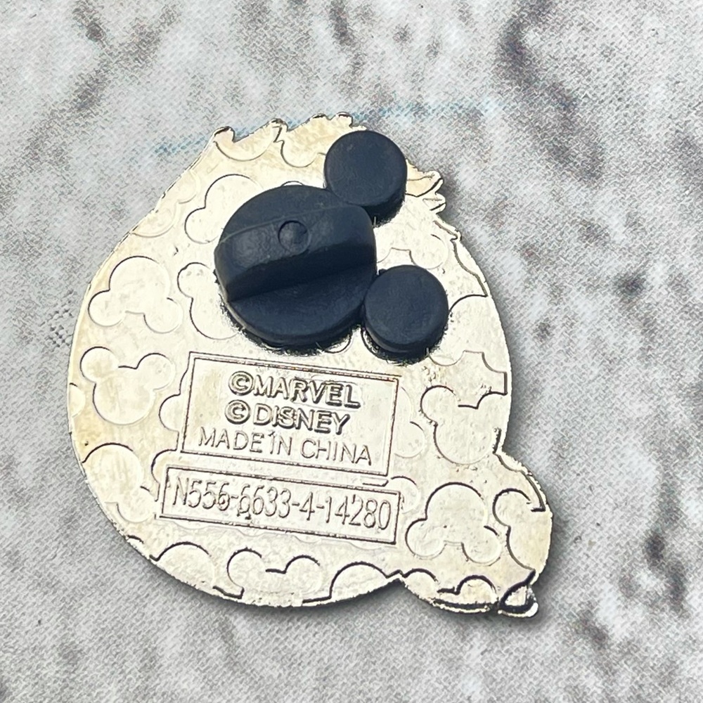 5/25$ 🏰 Disney green Hulk Pin - Picture 5 of 6